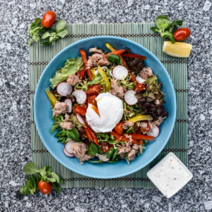 Salát s kousky tuňáka a zastřeným vejcem