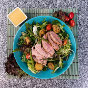 Salát s grilovanou vepřovou panenkou